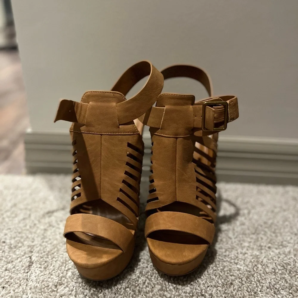 Tan Heels - Picture 2 of 4